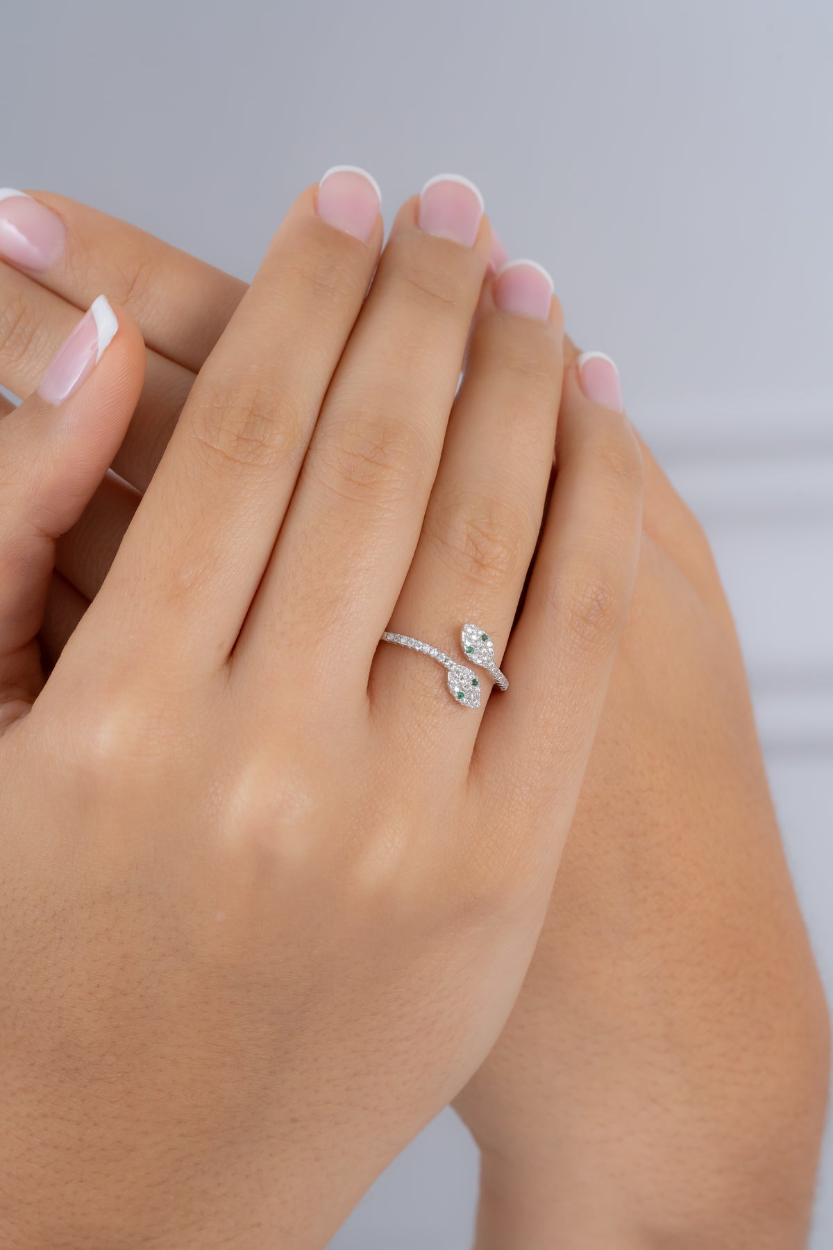 Anillo Emerald Snake ( Plata ley 925)