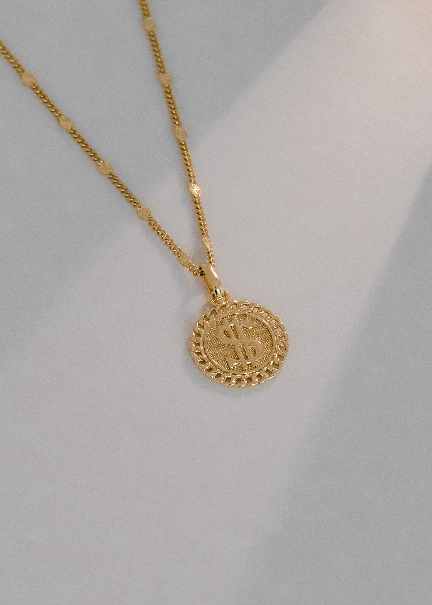 Dije signo peso