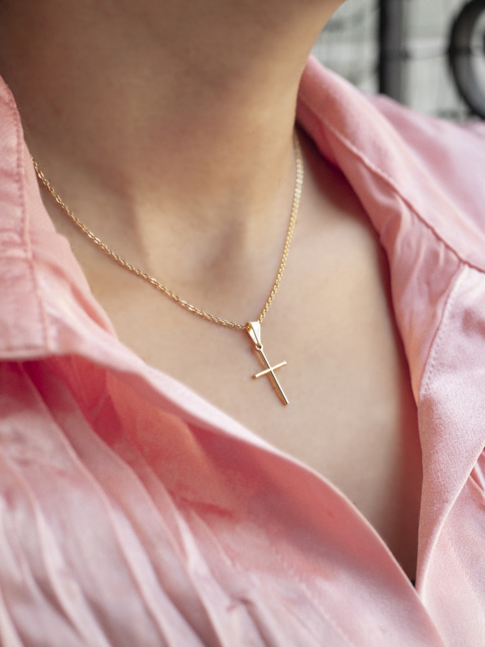 Dije Cruz Tubular Delgada