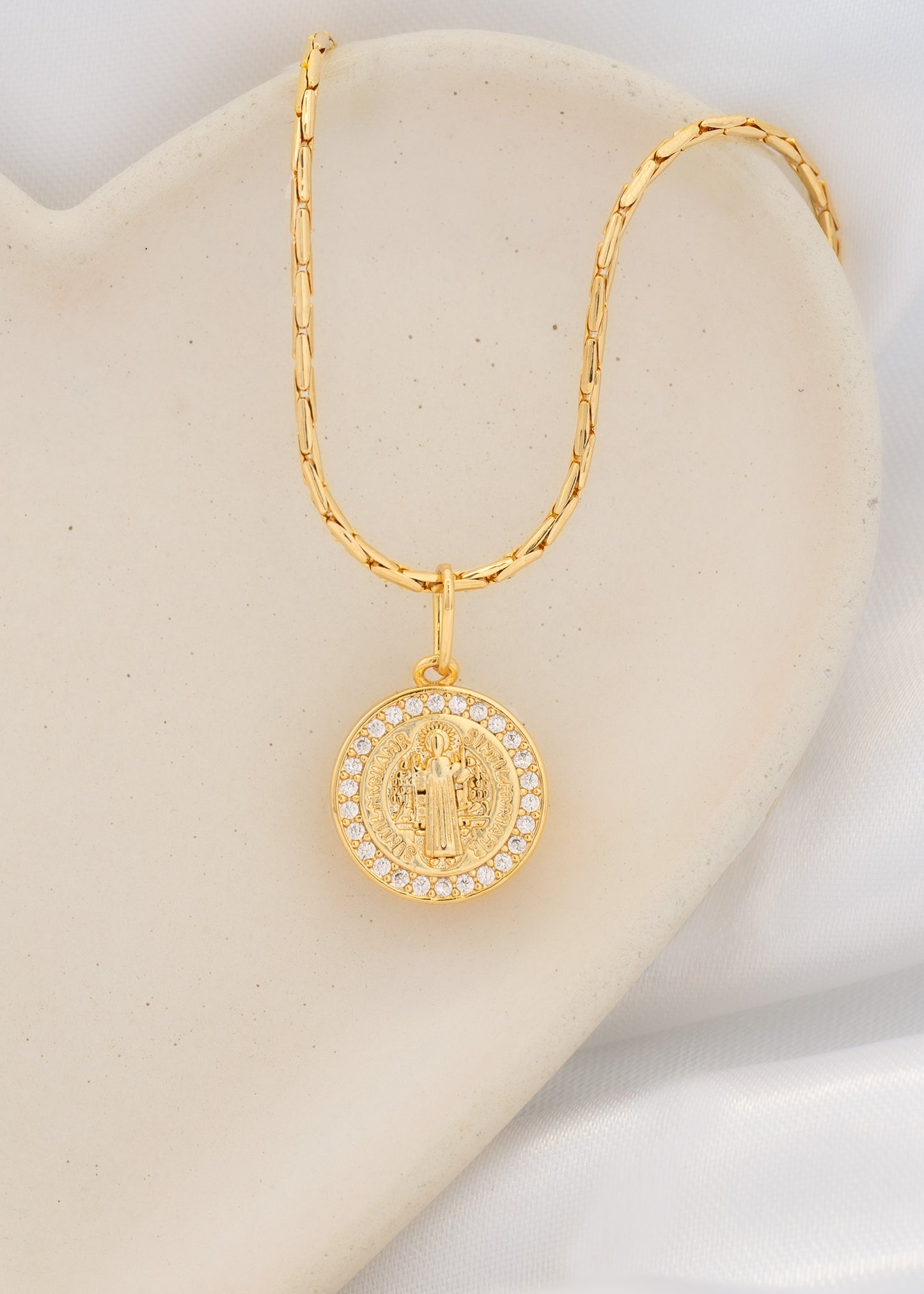 Dije San Benito Red Circ 1.8cms