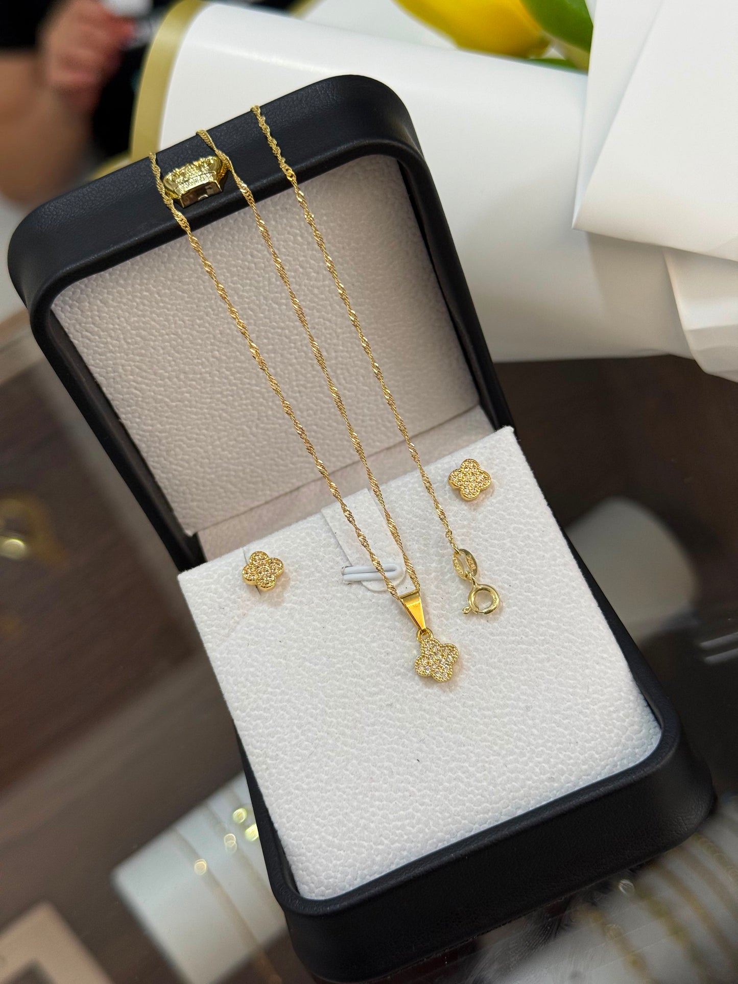 Conjunto Clover circonias 0.7mm