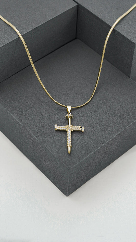 Cadena Serpiente Plana Delgada (65cms) + Dije Cruz Clavos Circonias Cristal