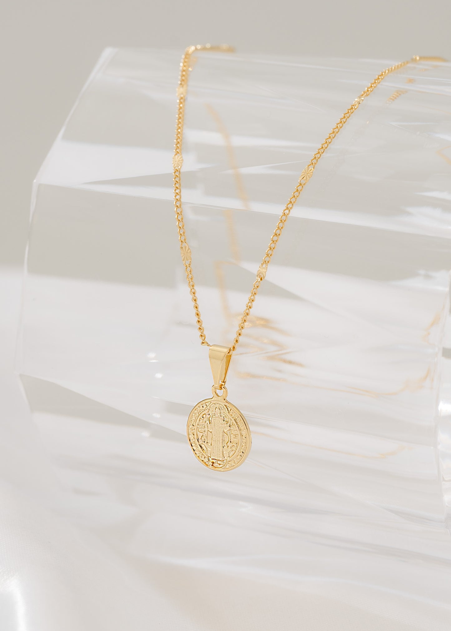 Cadena cubana destellos punteras (45cm) + dije san Benito