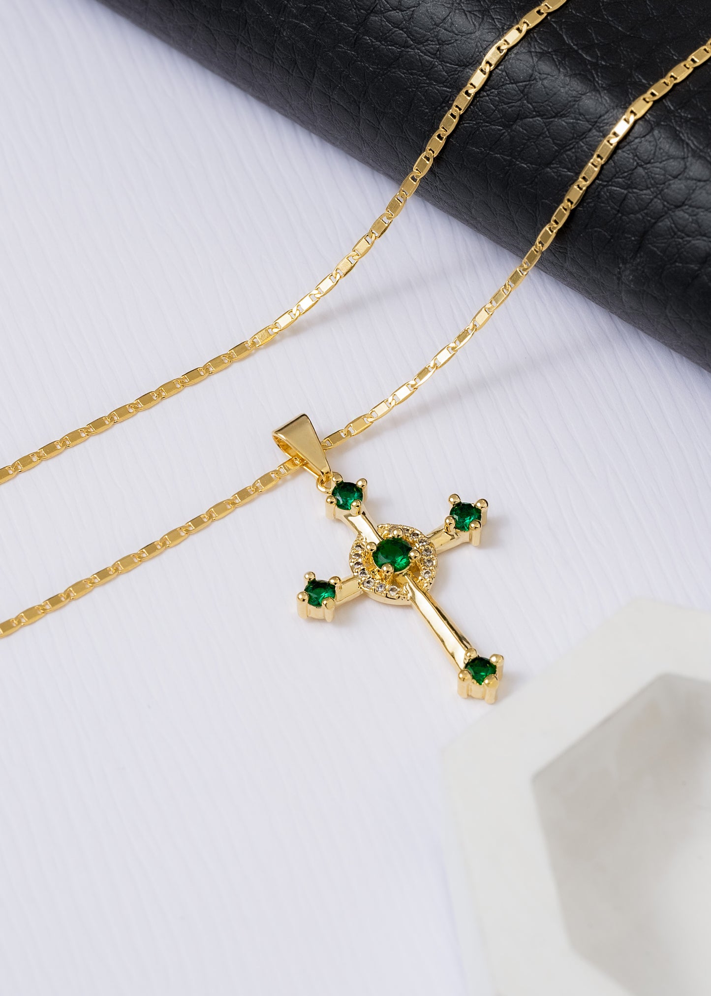 Cadena Escalera delg. Plana (65cm) + Dije cruz verde